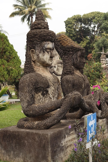 Una hermosa vista de Buddha Park ubicado en Vientiane Laos