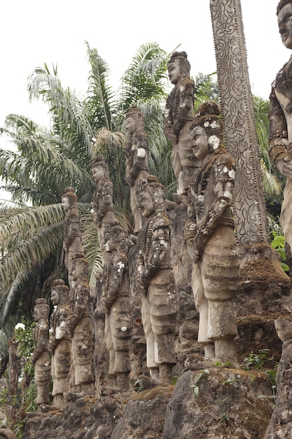 Una hermosa vista de Buddha Park ubicado en Vientiane Laos