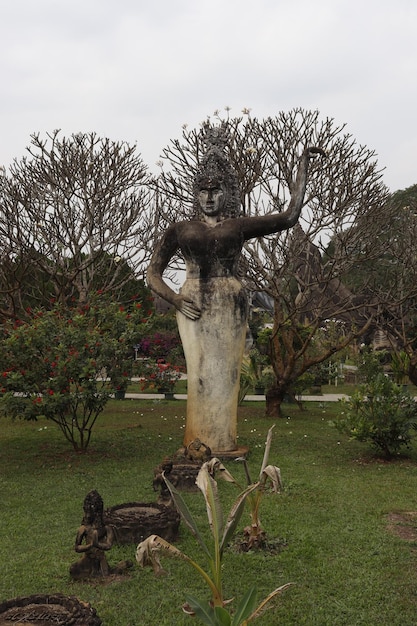 Una hermosa vista de Buddha Park ubicado en Vientiane Laos