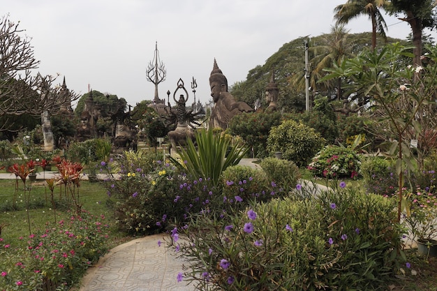 Una hermosa vista de Buddha Park ubicado en Vientiane Laos