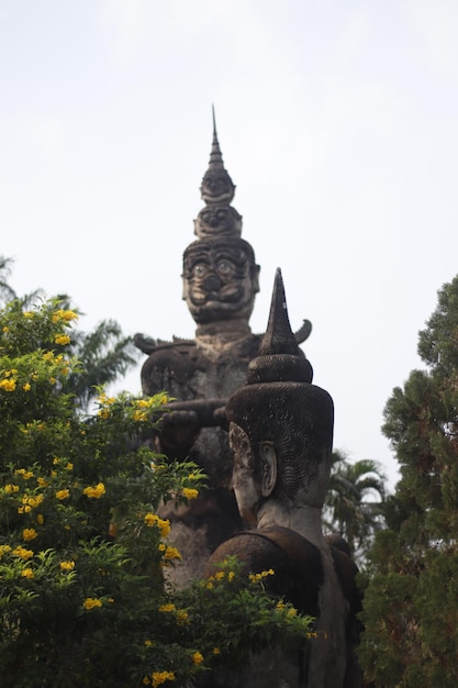 Una hermosa vista de Buddha Park ubicado en Vientiane Laos