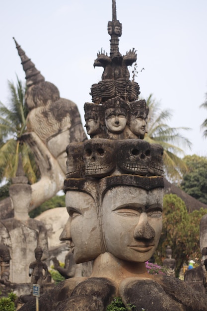 Una hermosa vista de Buddha Park ubicado en Vientiane Laos