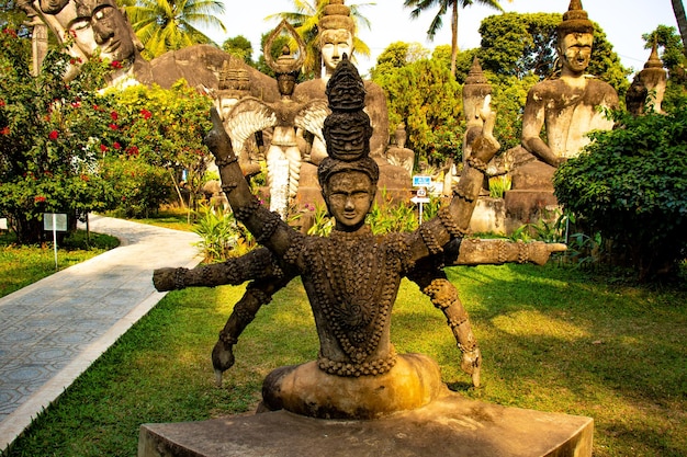Una hermosa vista de Buddha Park ubicado en Vientiane Laos