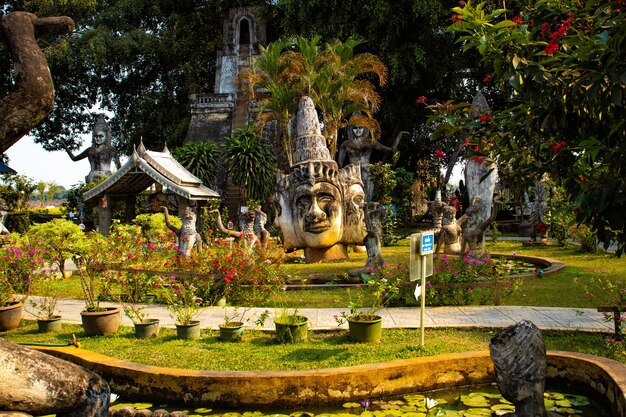 Una hermosa vista de Buddha Park ubicado en Vientiane Laos