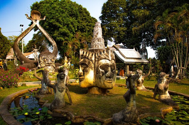 Una hermosa vista de Buddha Park ubicado en Vientiane Laos