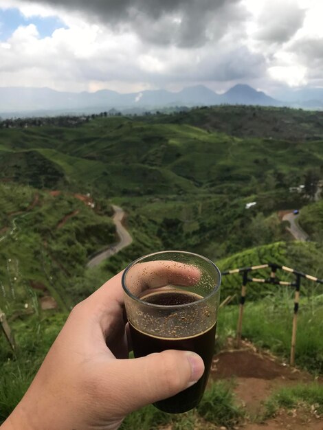 Foto una hermosa vista con café negro