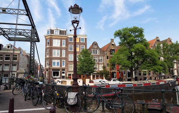 Hermosa vista del canal de Ámsterdam con puente y casas típicas holandesas Holanda