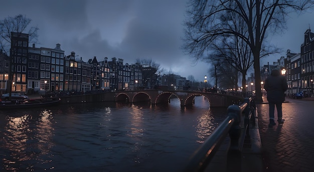 Una hermosa vista del canal de Ámsterdam con un puente