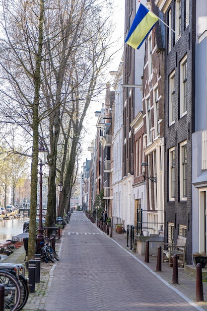 Hermosa vista de los canales de Ámsterdam con puente y casas típicas holandesas Holanda