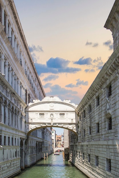 Hermosa vista de los canales venecianos en Venecia, Italia