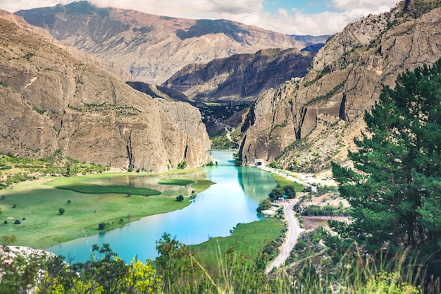 Hermosa vista del cañón de la montaña y el río de la montaña.