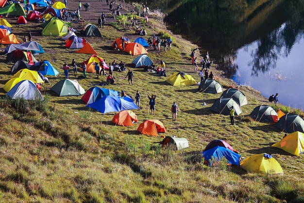 Hermosa vista de carpas coloridas en Camping Ground