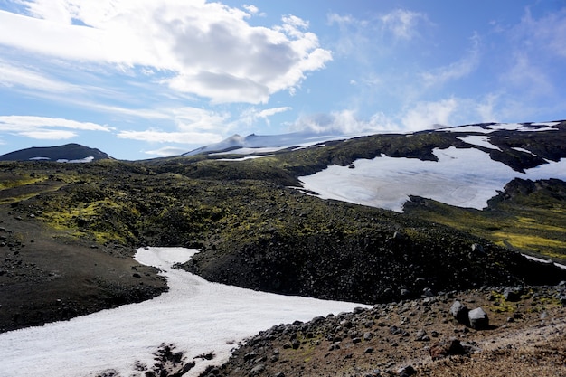 Foto hermosa vista desde la carretera a través del parque nacional snaefellsjokull en la península de snaefellsnes en el oeste de islandia.