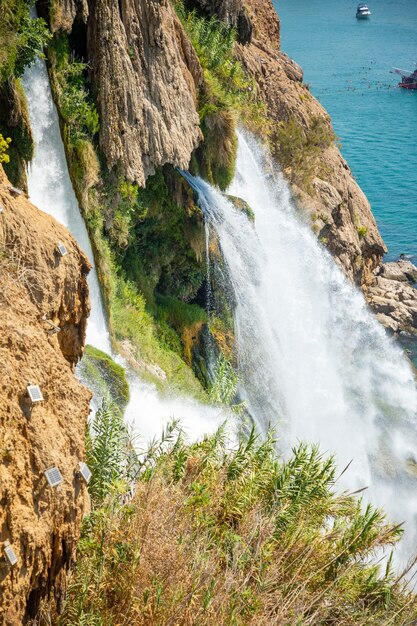 Hermosa vista de la cascada Duden en Antalya, Turquía