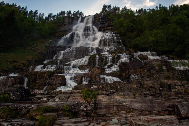 Foto una hermosa vista de la cascada de las escaleras en noruega