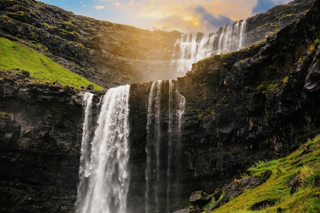 Hermosa vista de una cascada en las Islas Feroe