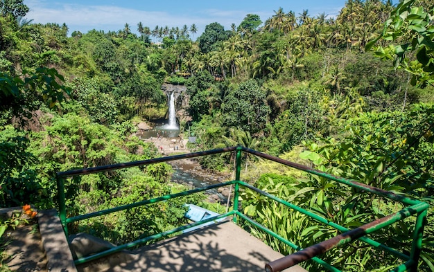 Una hermosa vista de la cascada de Tegenungan en Bali Indonesia