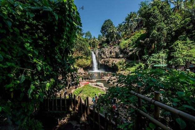 Una hermosa vista de la cascada de Tegenungan en Bali Indonesia