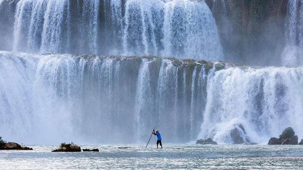 Hermosa vista de las cascadas de la cascada Ban Gioc. Cao Bang .Vietnam