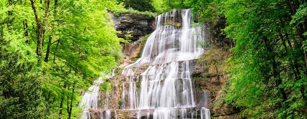 Hermosa vista de Cascade du Herisson Francia