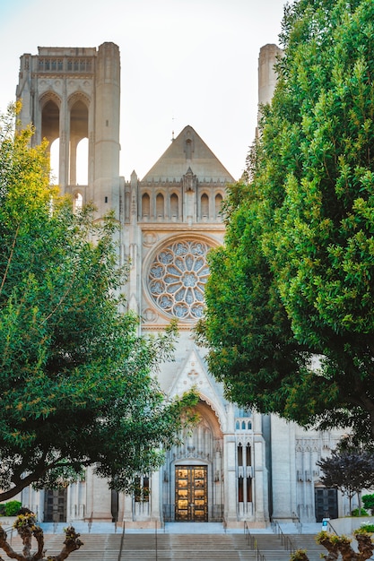 Hermosa vista de la Catedral Grace en un día de verano en San Francisco.