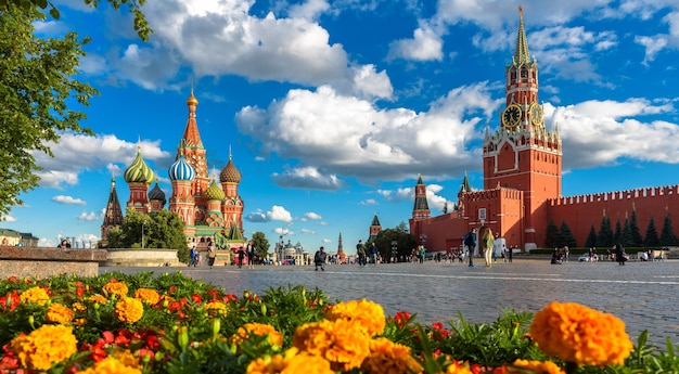 Hermosa vista de la catedral de San Basilio y el Kremlin en la Plaza Roja en Moscú Rusia