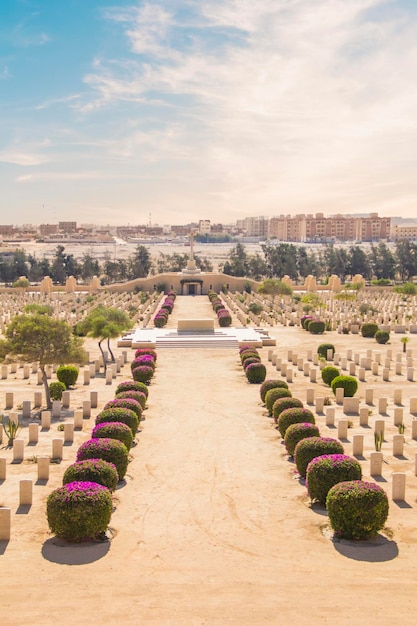 Hermosa vista del cementerio de guerra británico de El Alamein en El Alamein, Egipto