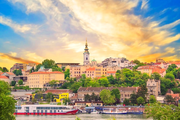 Hermosa vista del centro histórico de Belgrado a orillas del río Sava, Serbia