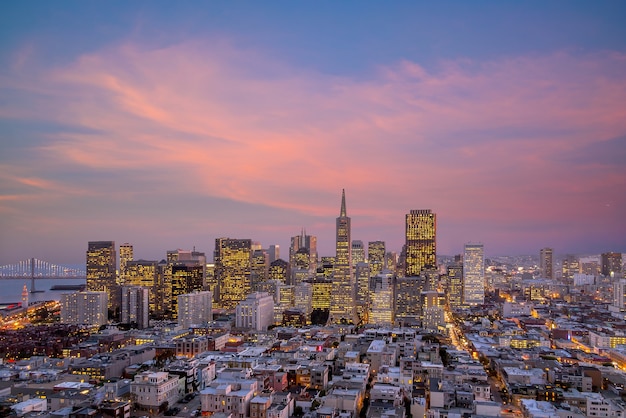 Hermosa vista del centro de negocios en el centro de San Francisco al atardecer.