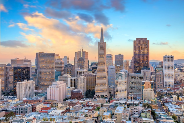 Hermosa vista del centro de negocios en el centro de San Francisco al atardecer.