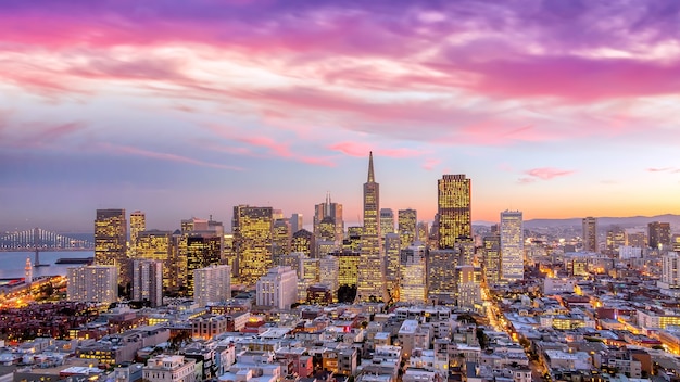 Hermosa vista del centro de negocios en el centro de San Francisco al atardecer.