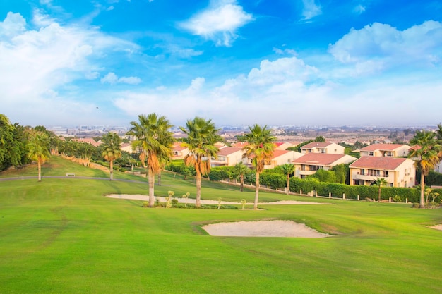 Hermosa vista del césped verde en Sheikh Zayed, Egipto