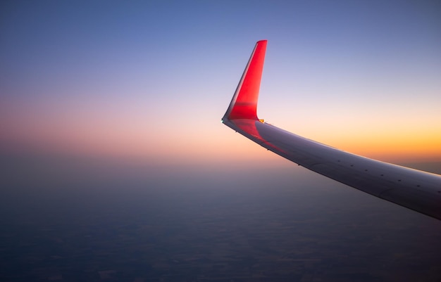 Hermosa vista del cielo al atardecer desde arriba