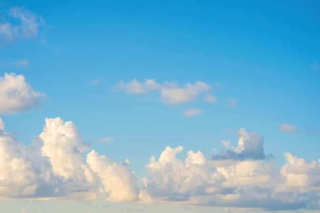 Hermosa vista del cielo azul con nubes al amanecer Parcialmente nubladoFondo nube verano Nube verano Cielo nube claro con puesta de sol Cielo natural cinemática hermosa textura de fondo amarillo y blanco