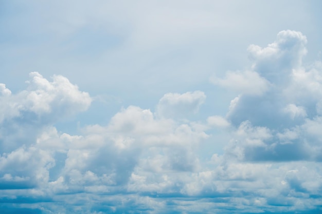 Hermosa vista del cielo azul con nubes al amanecer Parcialmente nubladoFondo nube verano Nube verano Cielo nube claro con puesta de sol Cielo natural cinemática hermosa textura de fondo amarillo y blanco