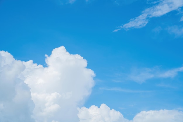 Hermosa vista del cielo azul con nubes al amanecer Parcialmente nubladoFondo nube verano Nube verano Cielo nube claro con puesta de sol Cielo natural cinemática hermosa textura de fondo amarillo y blanco