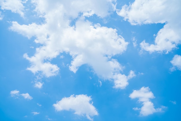 Hermosa vista del cielo azul con nubes al amanecer Parcialmente nubladoFondo nube verano Nube verano Cielo nube claro con puesta de sol Cielo natural cinemática hermosa textura de fondo amarillo y blanco