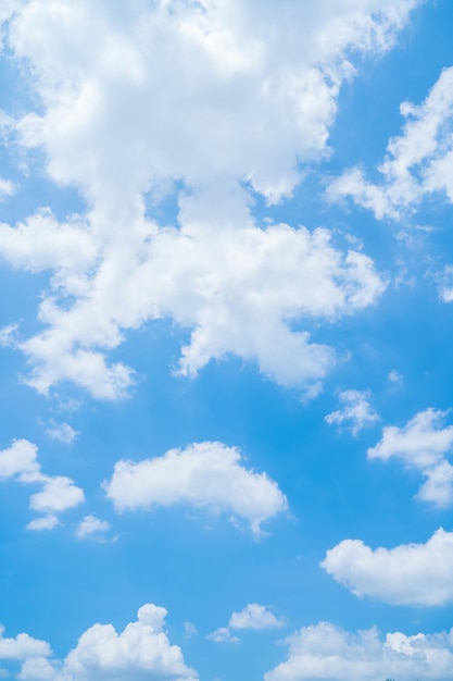 Hermosa vista del cielo azul con nubes al amanecer Parcialmente nubladoFondo nube verano Nube verano Cielo nube claro con puesta de sol Cielo natural cinemática hermosa textura de fondo amarillo y blanco