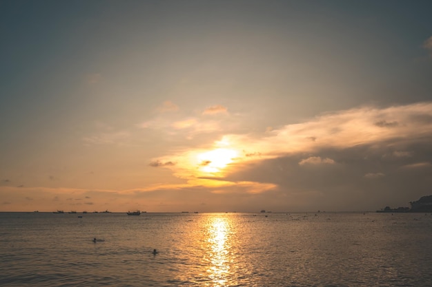 Hermosa vista del cielo azul con nubes al amanecer Parcialmente nubladoFondo nube verano Nube verano Cielo nube claro con puesta de sol Cielo natural cinemática hermosa textura de fondo amarillo y blanco