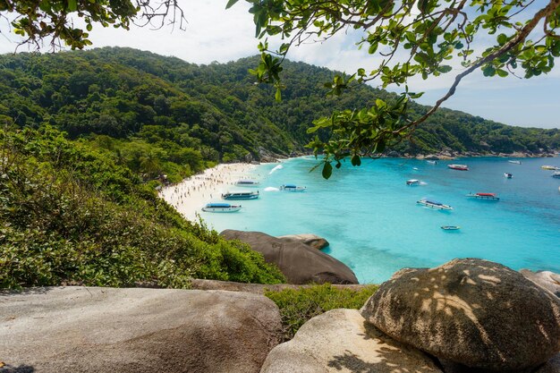 Hermosa vista con cielo azul y nubes en la isla Similan Similan No8 en el parque nacional Similan Phuket Tailandia