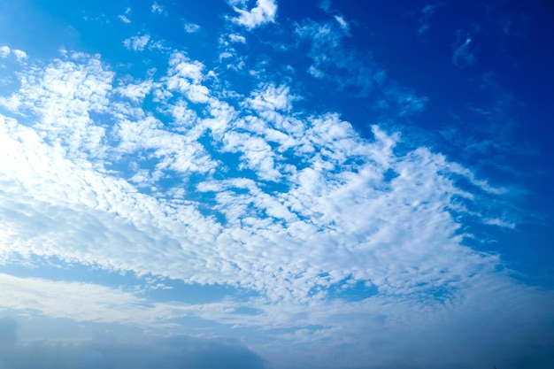 Hermosa vista del cielo azul con nubes