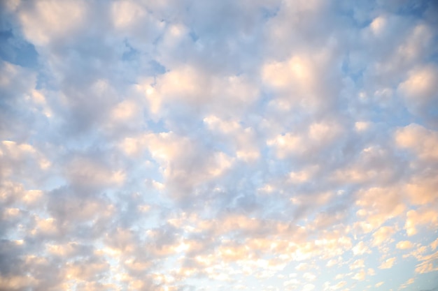 Hermosa vista del cielo azul con nubes