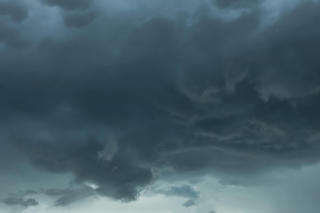 Hermosa vista del cielo con nubes de trueno