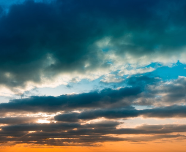 Hermosa vista del cielo con nubes