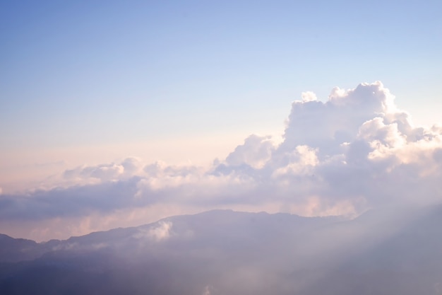 Hermosa vista del cielo nublado al amanecer.