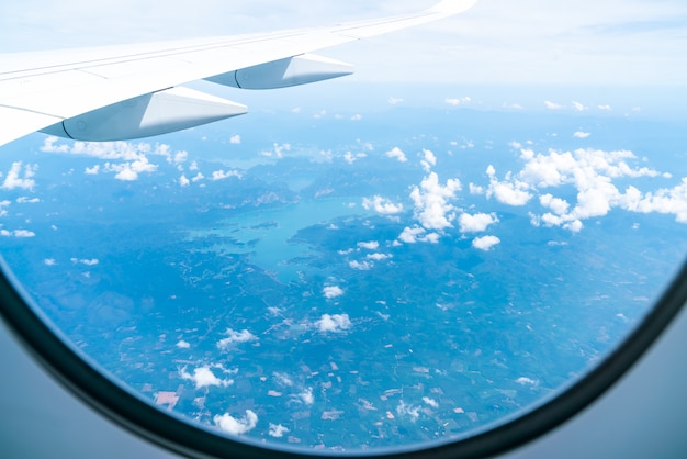 hermosa vista del cielo desde la ventana del avión