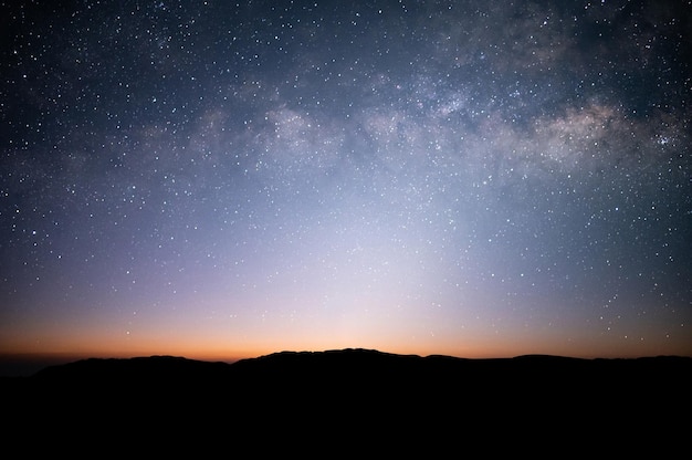 Hermosa vista en la cima de la estrella del cielo nocturno de la montaña y la Vía Láctea sobre el cielo