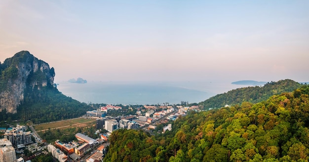 Hermosa vista de la ciudad costera de Krabi