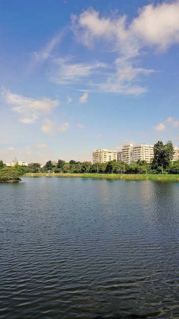 Hermosa vista de la ciudad jardín, también conocida como Bangalore, con lagos e infraestructura con cubierta verde y cielo claro y nublado Vista desde el lago iblur