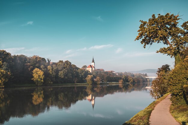 Hermosa vista de la ciudad de Maribor, Eslovenia, en la mañana con el río y el castillo. Viajes de fondo al aire libre.